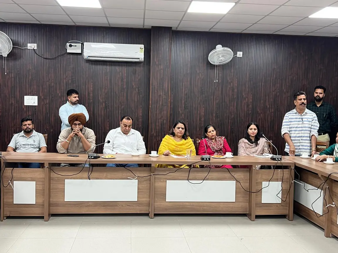 ਨਸ਼ਿਆਂ ਵਿਰੁੱਧ ਲੜਾਈ ਲਈ ਕਾਰਪੋਰੇਸ਼ਨ ਦਫਤਰ ਫਗਵਾੜਾ ਵਿਖੇ ਕੈਮਿਸਟ ਐਸੋਂਸੀਂਏਸਨ ਅਤੇ ਸਰਕਾਰੀ ਅਧਿਕਾਰੀਆਂ ਦੀ ਅਹਿਮ ਬੈਠਕ