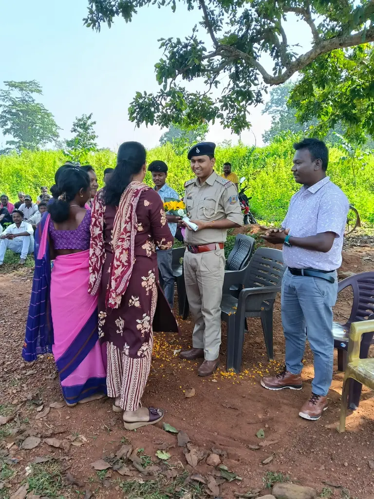 करमपदा में सामुदायिक पुलिसिंग के तहत ग्रामीणों के साथ बैठक