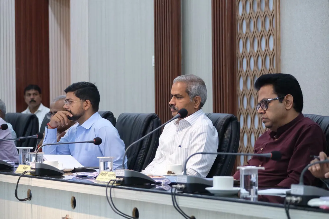 कोशी स्नातक निर्वाचन क्षेत्र द्विवार्षिक निर्वाचन 2026 के सभागार में मतगणना कर्मियों एवं पदाधिकारी का परीक्षण