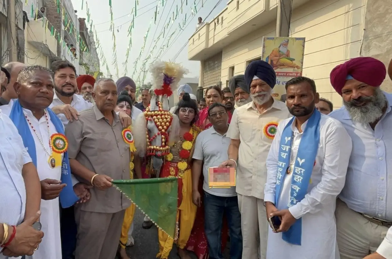 भगवान बाल्मीकि महाराज जी के जन्मोत्सव संबंधित शोभा यात्रा निकाली गई
