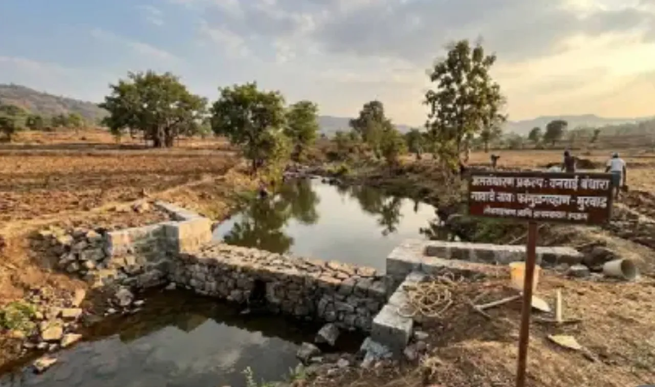 मुरबाडमध्ये जलसंधारणाच्या कामाला गती; विविध ग्रामपंचायतींमध्ये २५ ते ३० बंधाऱ्यांची कामे पूर्ण.