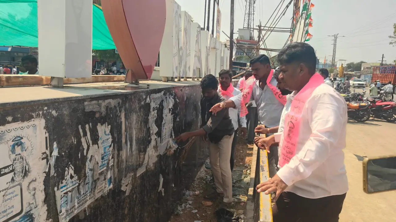 మఖ్తల్‌లో ‘లవ్ మక్తల్’ బోర్డును శుభ్రం చేసిన బీఆర్‌ఎస్ నాయకులు*