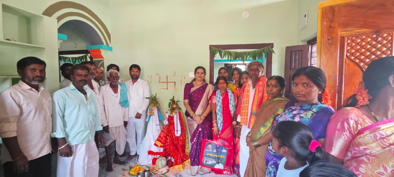 ఇందిరమ్మ ఇంటి గృహప్రవేశం 
కార్యక్రమానికి వాకిటి లలిత గారు హాజరయ్యారు.