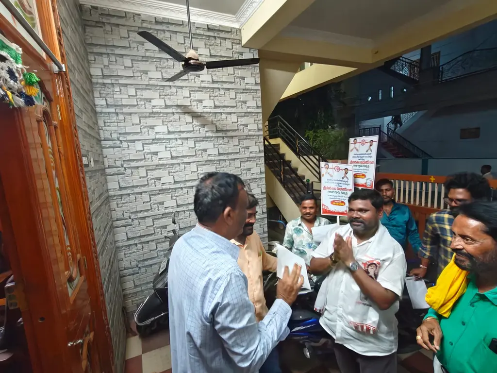 నంద్యాల జిల్లా:నంద్యాల మున్సిపాలిటీలోని 41 వార్డు లో జోరుగా సాగుతున్న జనసేన అభ్యర్థి ఎన్నికల ప్రచారం