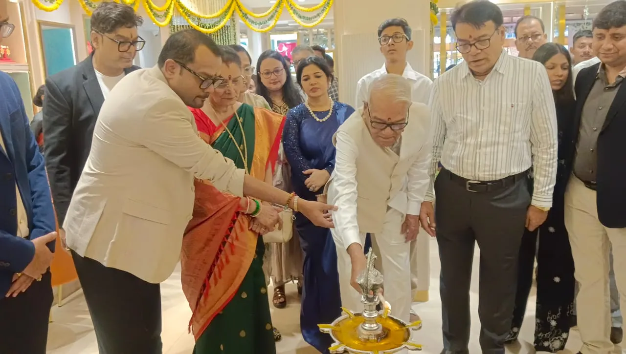 न्यू जौहरी बाजार के बैंक मोड़ शोरूम का भव्य शुभारंभ, आभूषणों पर 9.99% मेकिंग चार्ज का ऑफर।