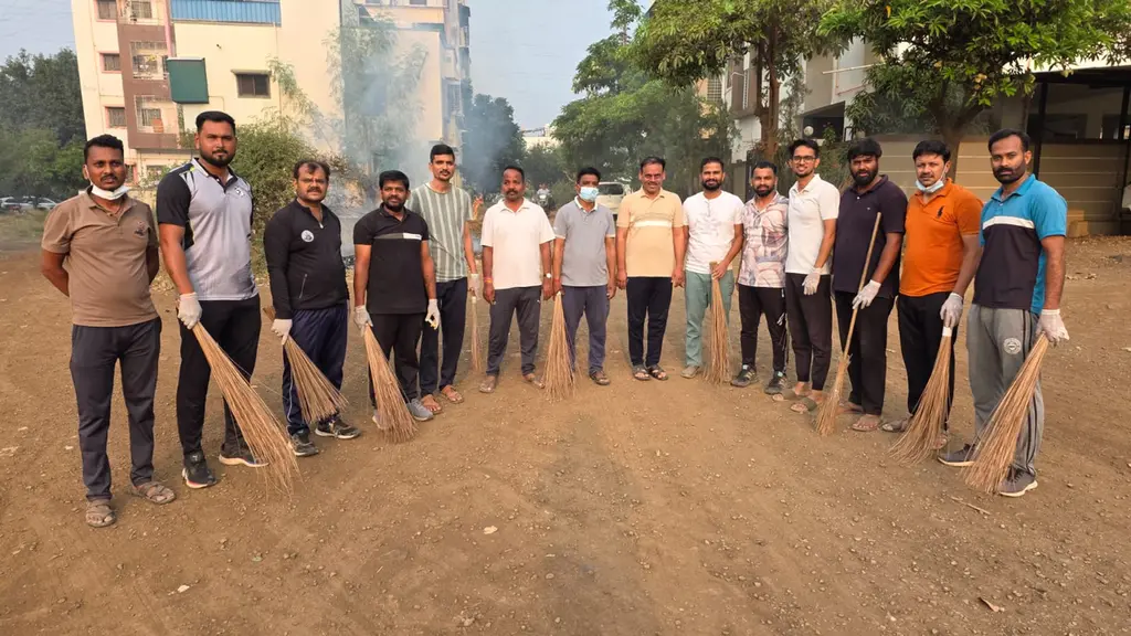 सामाजिक प्रतिबद्धता निभाते हुए शिरूर के बाबूरावनगर में युवाओं का सार्वजनिक परिसर स्वच्छता अभियान,