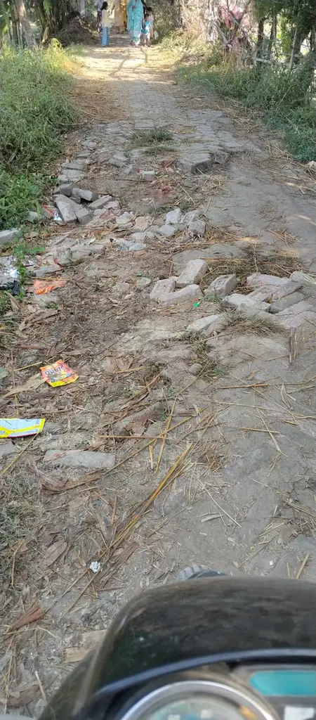बंगरुआ से खुरवासिया होते हुए ठाकुरपुर जाने वाली सड़क जर्जर, गड्ढों में तब्दील मार्ग से आवागमन दुश्वार
