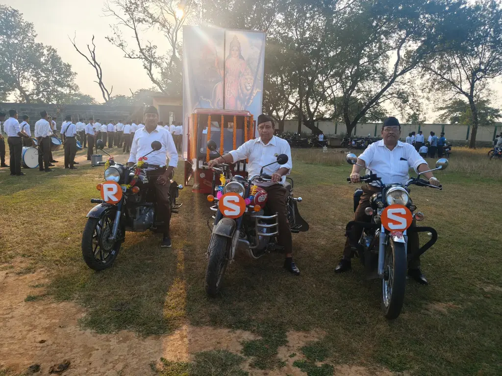 ामताड़ा के फतेहपुर में आरएसएस का पर संचलन, घोष दल और भारत माता की तस्वीर के साथ किया भ्रमण