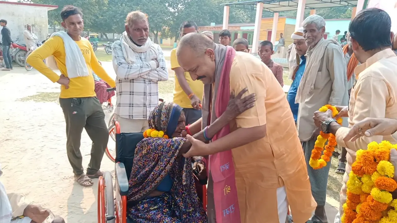 गौराकला में सेवा की पहल, 170 बुजुर्गों और दिव्यांगों को बांटे गए उपकरण