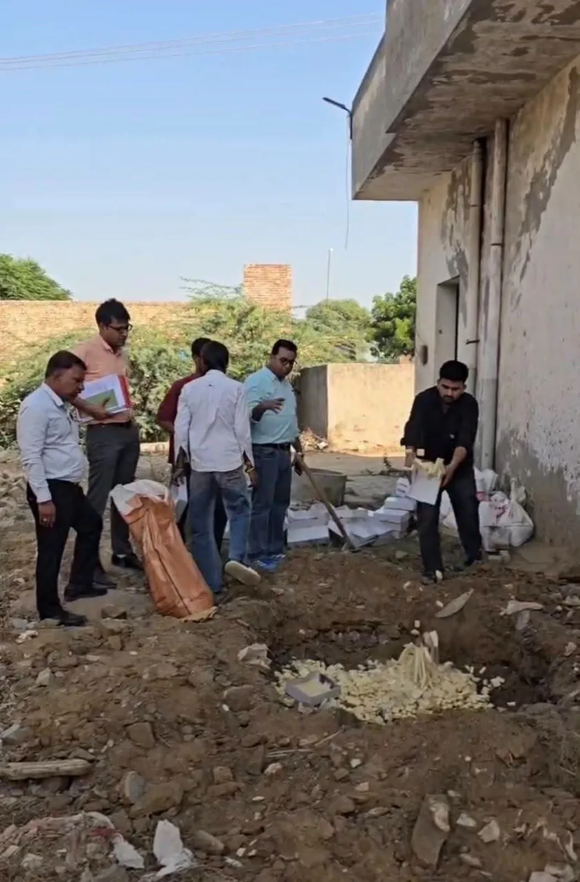 400 किलो मिठाई नष्ट: पुरानी बर्फी पीसकर बना रहे थे नई मिठाई, बिना लाइसेंस चल रहा था कारोबार