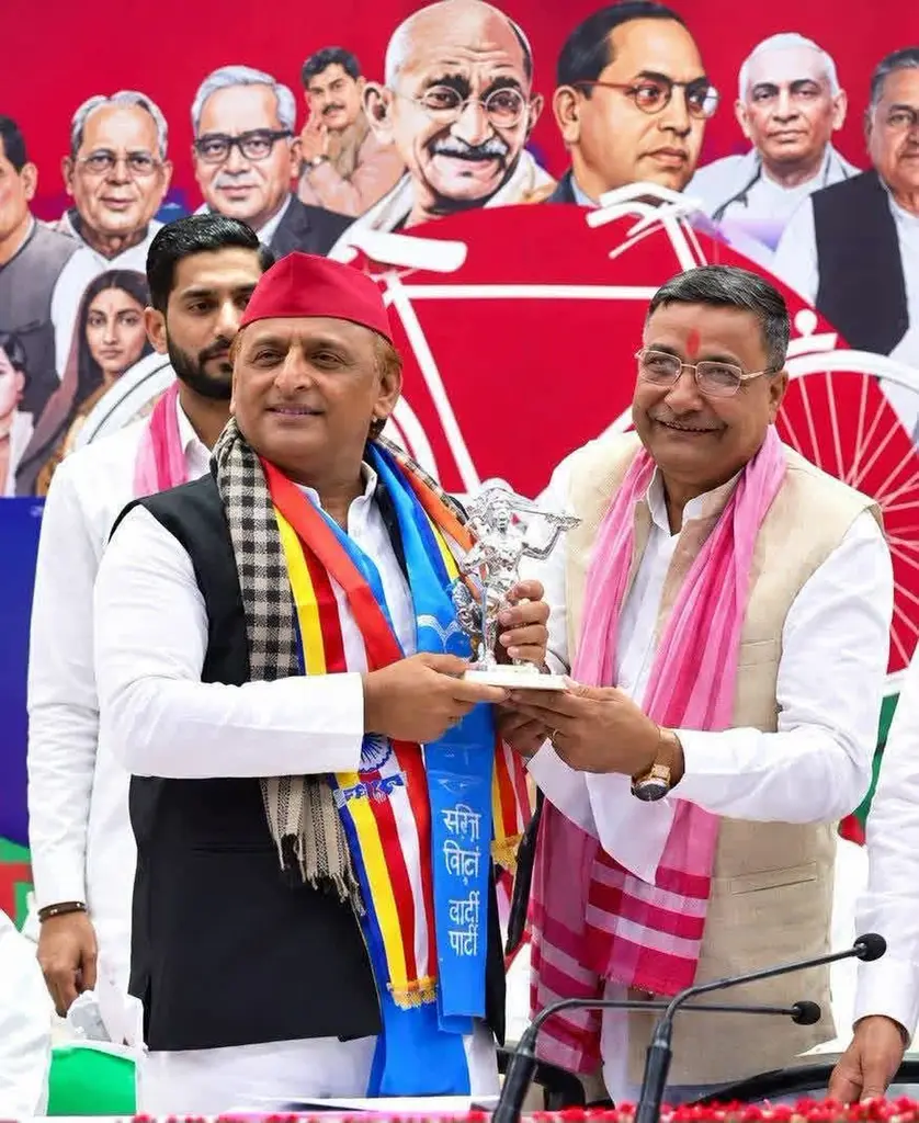 समाजवादी पार्टी में शामिल होते वक़्त चंद्रकुमार मिश्र बापू ने अखिलेश यादव को भेंट की हनुमान प्रतिमा !