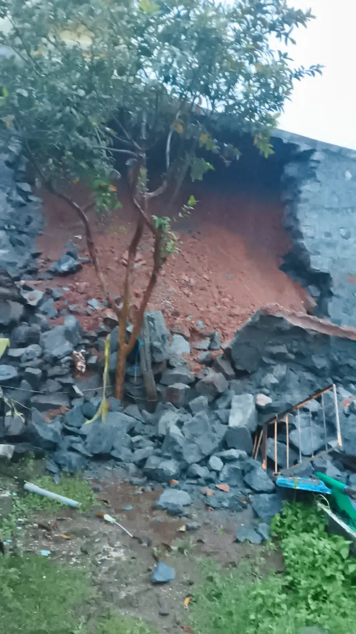 குன்னூரில் தொடரும் கனமழையால் அட்டடியில் இடிந்து விழுந்த நடைபாதை