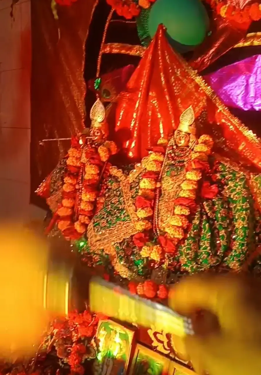 शरद पूर्णिमा पर मंदिरों में सजाई विशेष झांकियां और खीर का भोग लगाकर प्रसाद बांटा