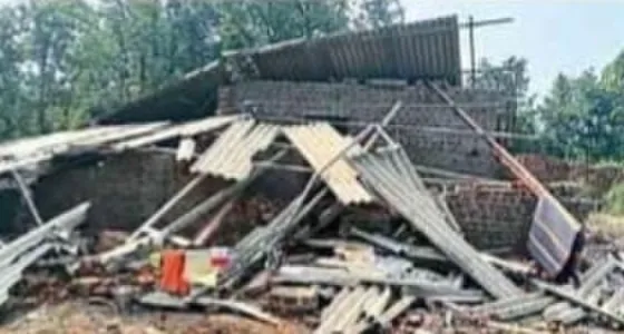 शेतकऱ्याच्या घरावर वन विभागाचा बुलडोझर; मुरबाडमधील अमानुष कारवाईमुळे नागरिकांचा तीव्र संताप.