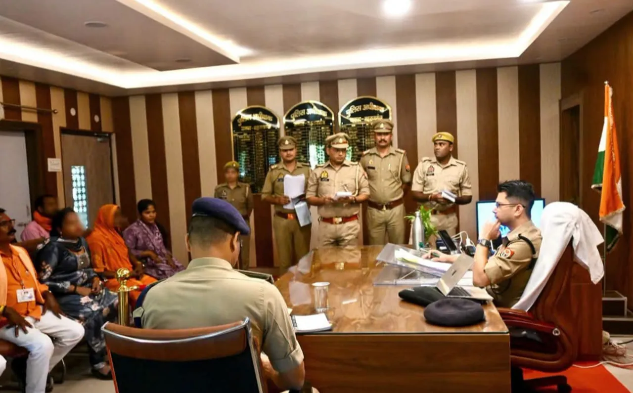 📰 महराजगंज में एसपी शक्ति मोहन अवस्थी ने सुनीं जनसमस्याएं, समयबद्ध निस्तारण के दिए निर्देश