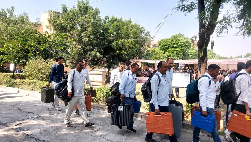 पंचायतीराज आम चुनाव के द्वितीय चरण के मतदान के लिए मतदान दल रवाना