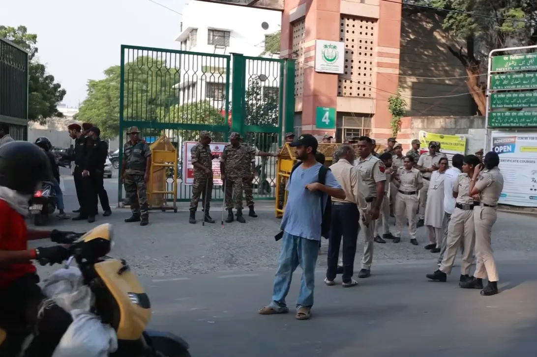 Jamia Protest मार्च का कॉल, Water Canon, CRPF, RAF, Delhi Police तैनात, कैंपस के बाहर क्या दिखा