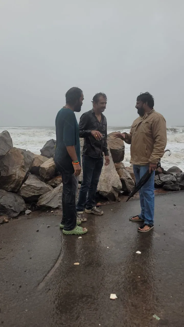 ఉప్పాడ తీర ప్రాంతాన్ని పరిశీలించిన విశ్వ హైందవ పరిషత్ విపత్తు సహాయక దళం