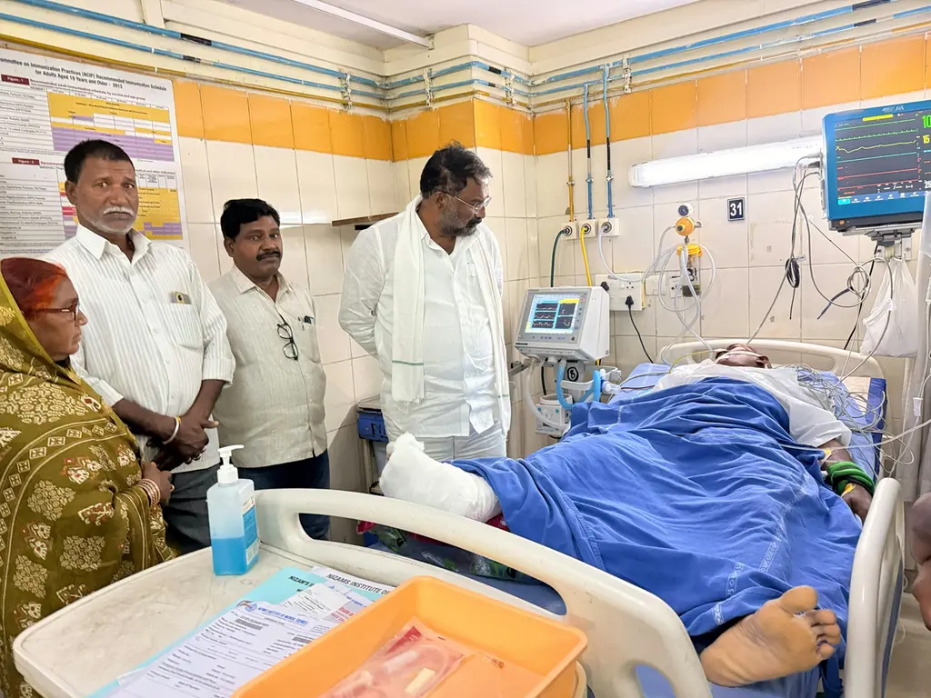 మంత్రిగారు హాస్పిటల్ లో చేరుకొని పేషెంట్లకు మనోధయం కలిగిస్తున్నారు