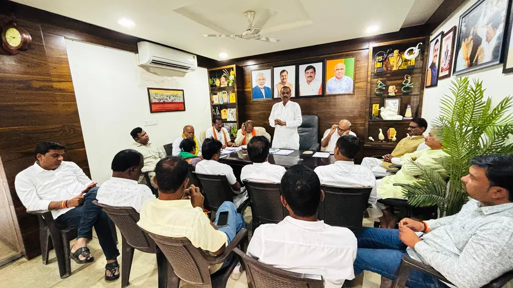 "लोकतंत्र बचाओ–अराजकता हटाओ’ अभियान को गति देने भाजपा जिला अध्यक्ष संदीप मोहोड ने की बैठक