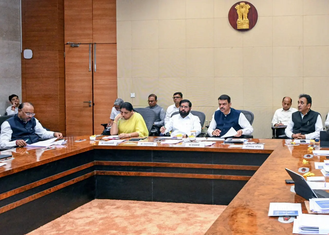 दुष्काळी परिस्थितीत शेतकऱ्यांना सर्वतोपरी मदत करणार. मुख्यमंत्री यांच्या अध्यक्ष श ते खाली मिटिंग पार पडली.