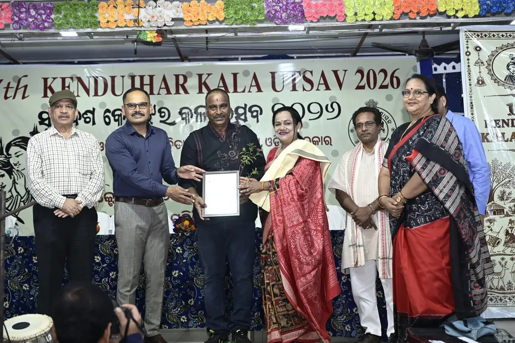 କେନ୍ଦୁଝର କଳା ଉତ୍ସବରେ ସମ୍ବର୍ଦ୍ଧିତ ହେଲେ କଳାକାର ଦମ୍ପତ୍ତି ସୁନୀତା ଓ ରାଜେନ୍ଦ୍ର।