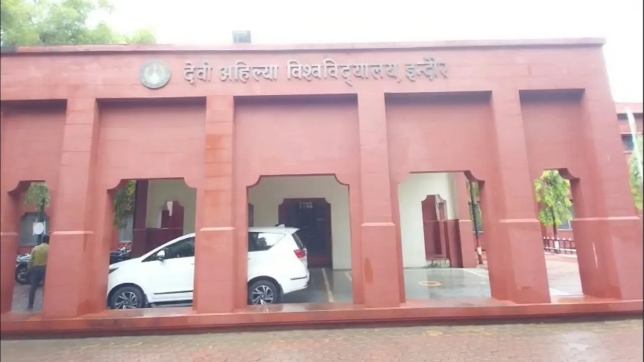 ब्रेकिंग इंदौर
DAVV में जल संकट से निपटने के लिए बड़ा फैसला