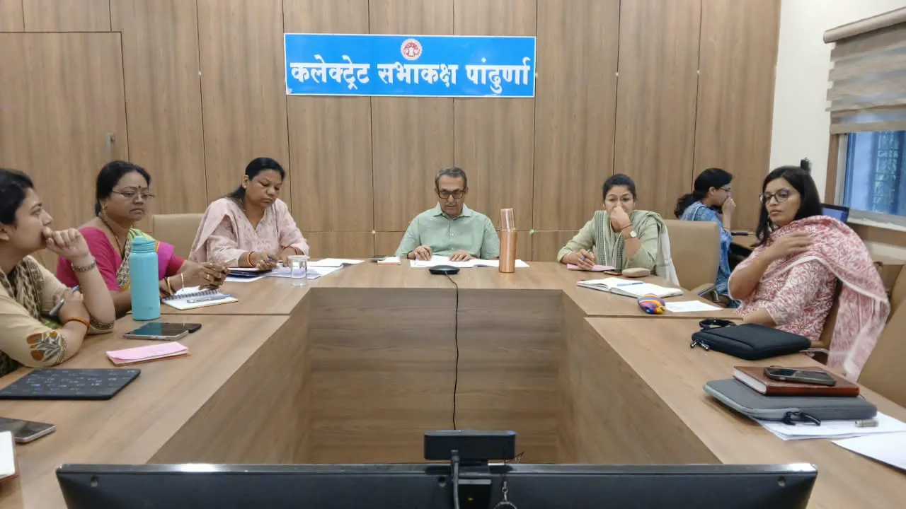 समय-सीमा बैठक में कलेक्टर श्री नीरज कुमार वशिष्ठ के सख्त निर्देश
