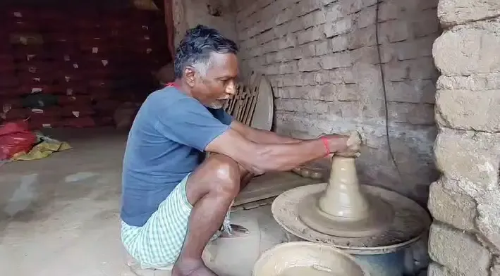 चक्रवात ‘अरनब’ की आशंका से कुम्हारों की बढ़ी चिंता, दिवाली के सामान को बचाने में जुटे परिवार