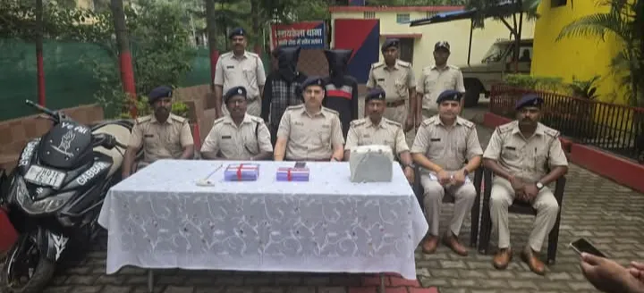 SARAIKELA : बैटरी चोरी करते दो गिरफ्तार, कई सामान के साथ नगदी बरामद