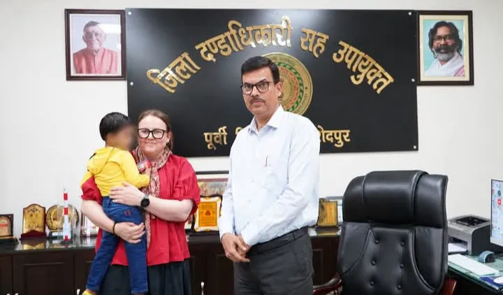 JAMSHEDPUR : जिला प्रशासन की पहल से अनाथ बच्चे को मिला परिवार का स्नेह