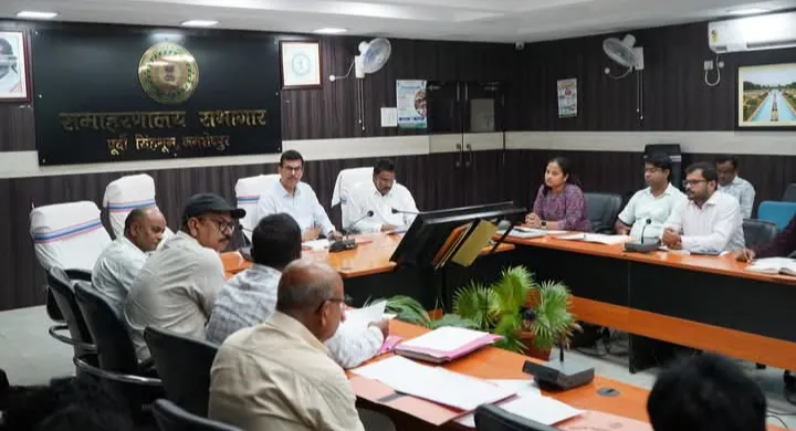 JAMSHEDPUR : कृषि योजनाओं की समीक्षा में उपायुक्त के निर्देश, किसानों तक समय पर लाभ पहुंचाने पर जोर