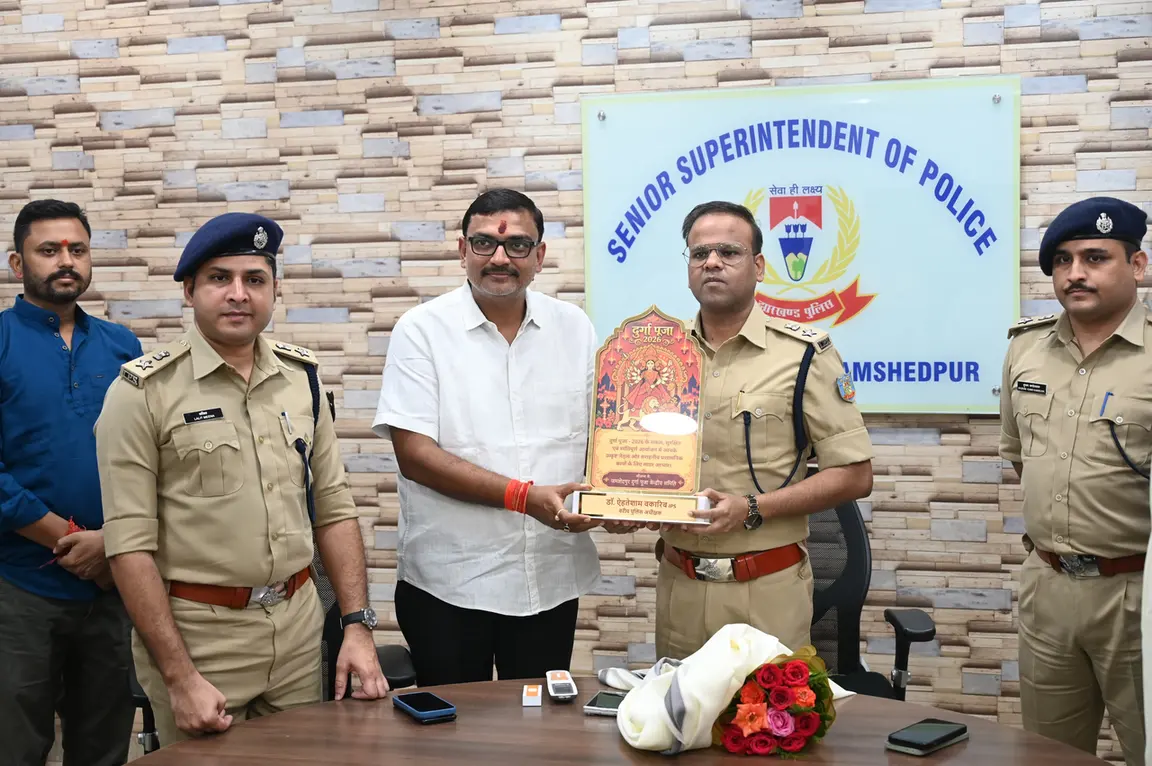 JAMSHEDPUR : केंद्रीय दुर्गा पूजा समिति ने SSP, सिटी SP और ग्रामीण SP को किया सम्मानित