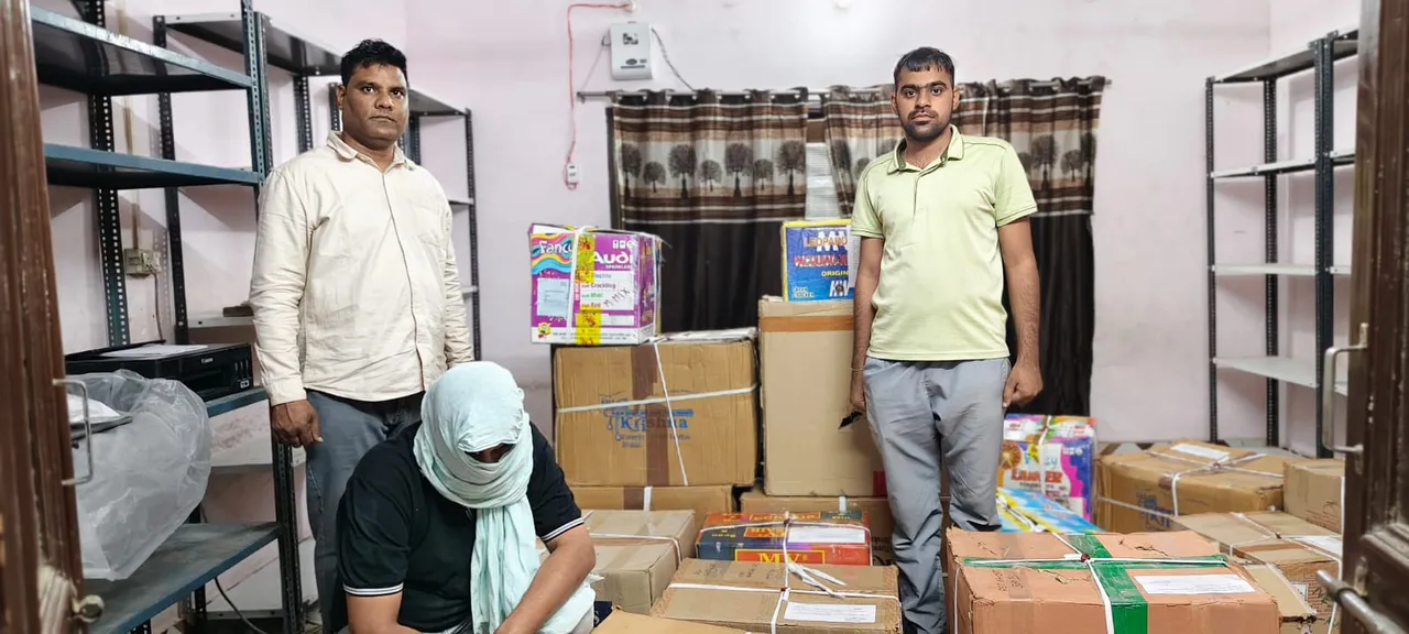 पुलिस की दबिश, मकान से पटाखों के 16 कार्टून बरामद