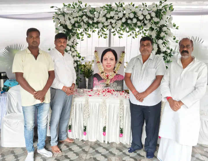 JAMSHEDPUR : मोहन कर्मकार की पत्नी माया कर्मकार के निधन पर कांग्रेस नेताओं ने जताया शोक, दी भावभीनी श्रद्धांजलि