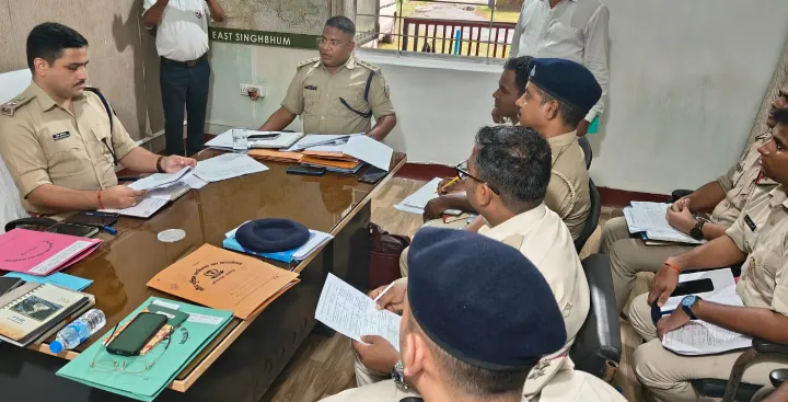 JAMSHEDPUR : ग्रामीण एसपी ने मुसाबनी अनुमंडल के थानों की समीक्षा की, लंबित कांडों के त्वरित निष्पादन का निर्देश