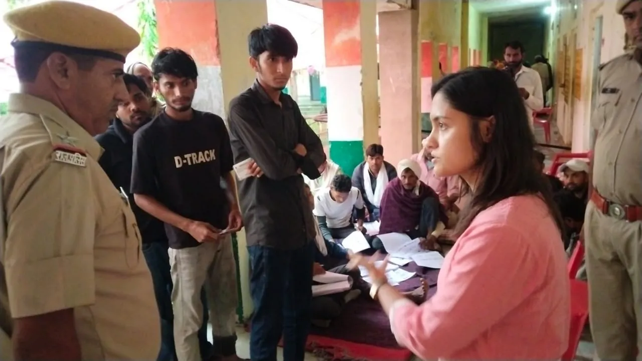 जिला दौसा निर्वाचन अधिकारी डॉ. सौम्या झा ने भांवता व गुढ़ा कटला मतदान केंद्रों का निरीक्षण किया