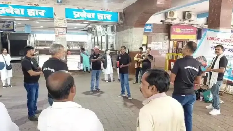 रेलवे में नौकरी और कन्फर्म टिकट के नाम पर ठगी से सावधान, धनबाद स्टेशन पर नुक्कड़ नाटक से जागरूकता