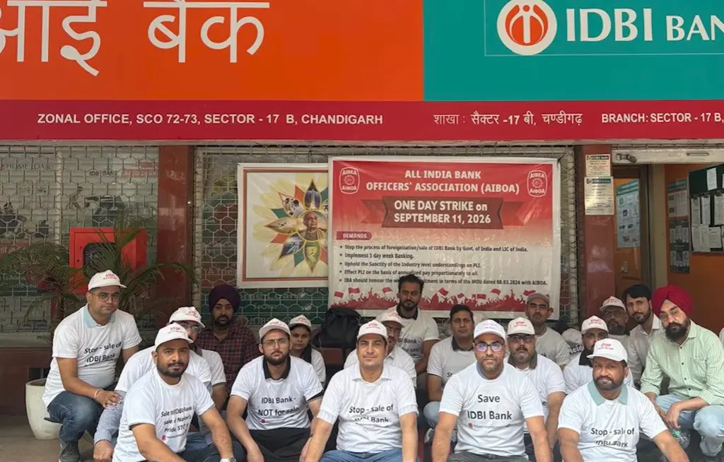 IDBI Bank Controversy: What Did Rahul Gandhi Tell Bank Employees in His Letter About the Modi Government? | Global News