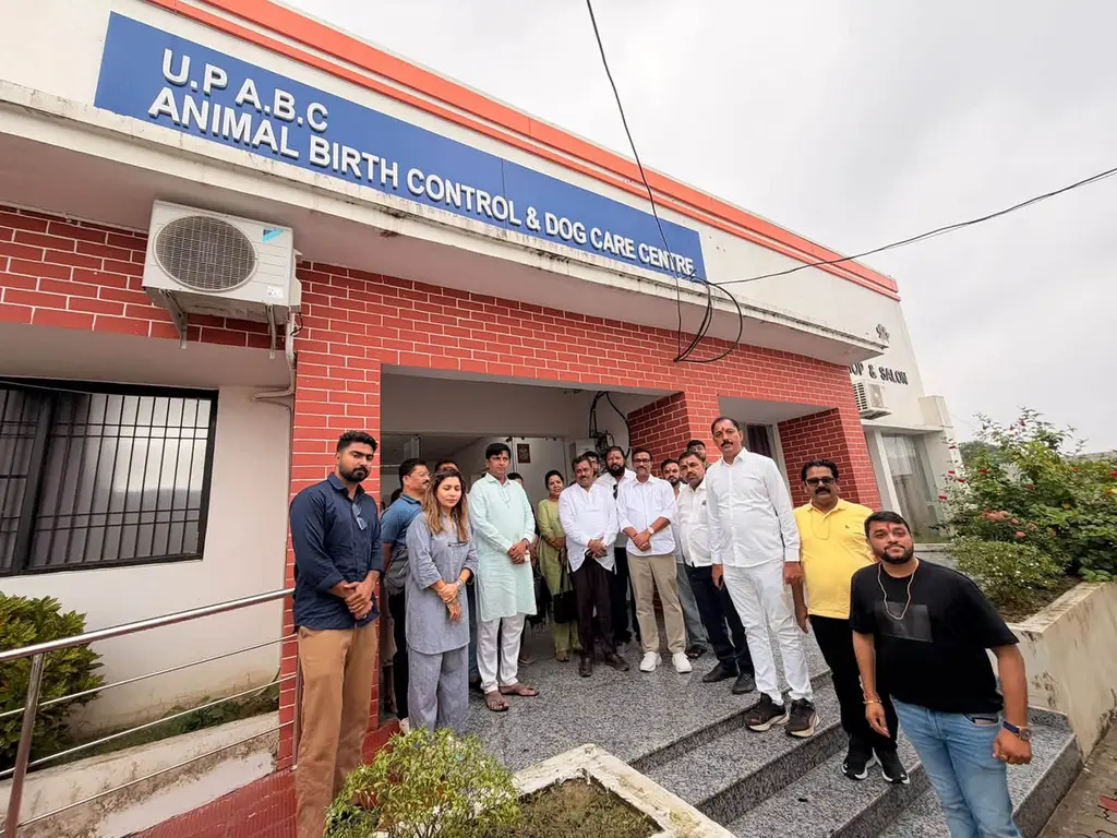 भटक्या श्वानांच्या व्यवस्थापनासाठी पनवेल महापालिका प्रतिनिधीचा वाराणसी अभ्यास दौरा; ABC सेंटरच्या कामकाजाची पाहणी