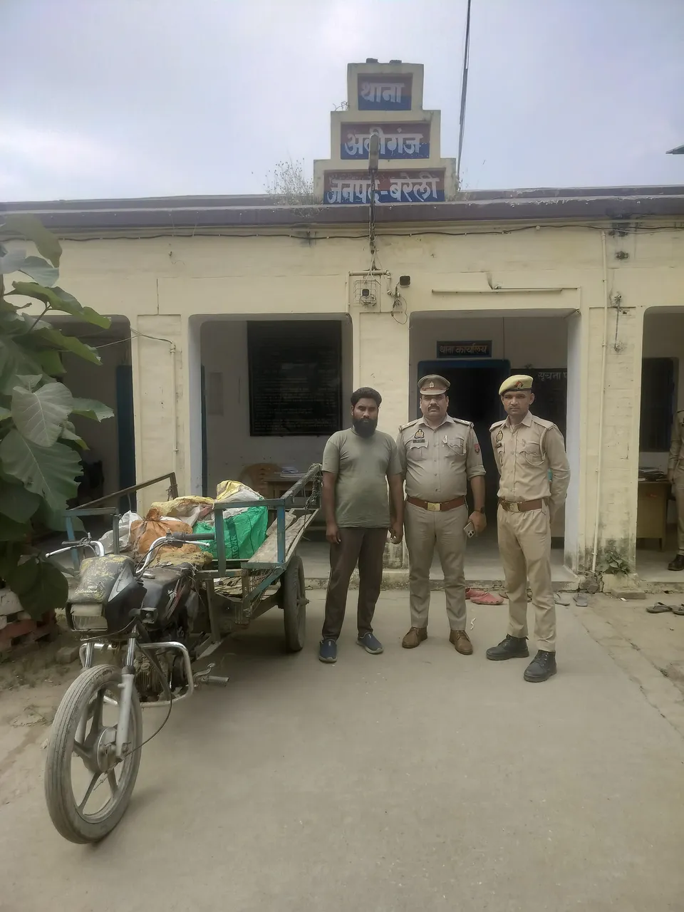 चोरी के पार्ट्स और तांबे के तार के साथ कबाड़ी गिरफ्तार, मॉडिफाइड रिक्शा भी बरामद