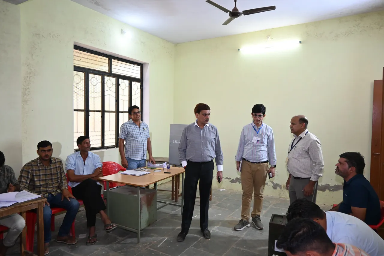जिला निर्वाचन अधिकारी डॉ. अरुण गर्ग एवं एसपी कविंद्र सागर ने किया मतदान केंद्रों का निरीक्षण