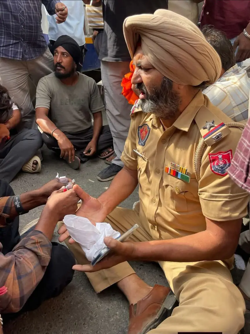 ੁਢਲਾਡਾ ਵਿੱਚ ਸੜਕ ’ਤੇ ਨਸ਼ਾ ਪੀਦਿਆਂ ਫੜੇ ਗਏ ਪੁਲਿਸ ਮੁਲਾਜ਼ਮ ਦੀ ਚਿੱਟੇ ਵਾਲੀ ਵੀਡੀਓ ਵਾਇਰਲ