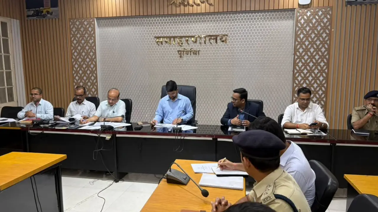 प्रज्ञान सभागार, समाहरणालय, पूर्णिया में संबंधित विभागों के पदाधिकारियों के साथ एक बैठक का आयोजन किया गया।