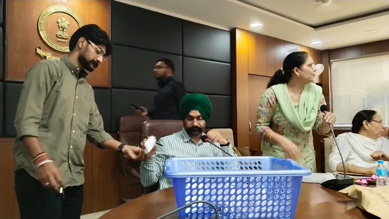 ਬਠਿੰਡਾ ਜ਼ਿਲ੍ਹੇ ਵਿੱਚ ਪਟਾਕਿਆਂ ਦੀ ਵਿਕਰੀ ਲਈ ਲੱਕੀ ਡਰਾਅ ਰਾਹੀਂ 34 ਆਰਜ਼ੀ ਲਾਇਸੰਸ ਜਾਰੀ