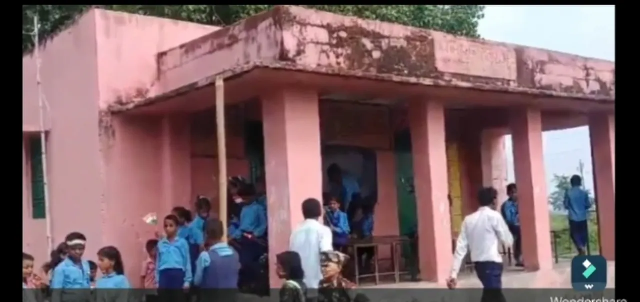 बिहार में रोहतास जिला के शिवसागर  के गम्हरियां मे विघालय कि खुली पोल । शिक्षा विभाग कागज पर रच रही बच्चों का भविष्य
