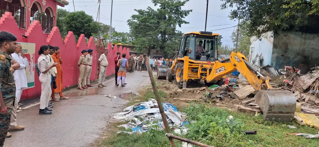 पिपराही बाजार में फिर गरजा बुलडोजर, अतिक्रमणकारियों में मचा हड़कंप