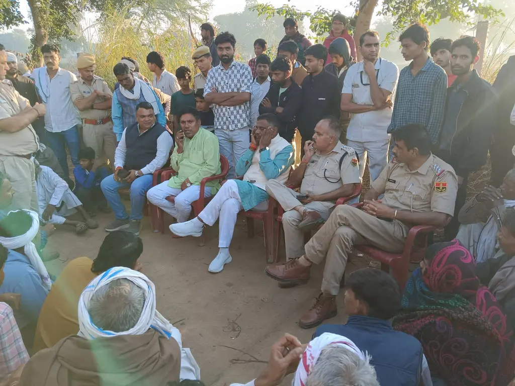 बादीकुई  के महुखेड़ा में सरपंच चुनाव की मतगणना दोबारा कराने की मांग को लेकर ग्रामीणों का धरना जार