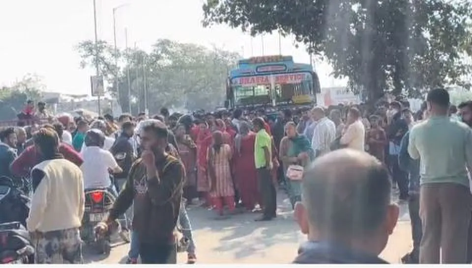 हिमाचल प्रदेश के जिला कांगड़ा के गगल में स्कूटी चालक की बस के टायर के नीचे आने से मौत