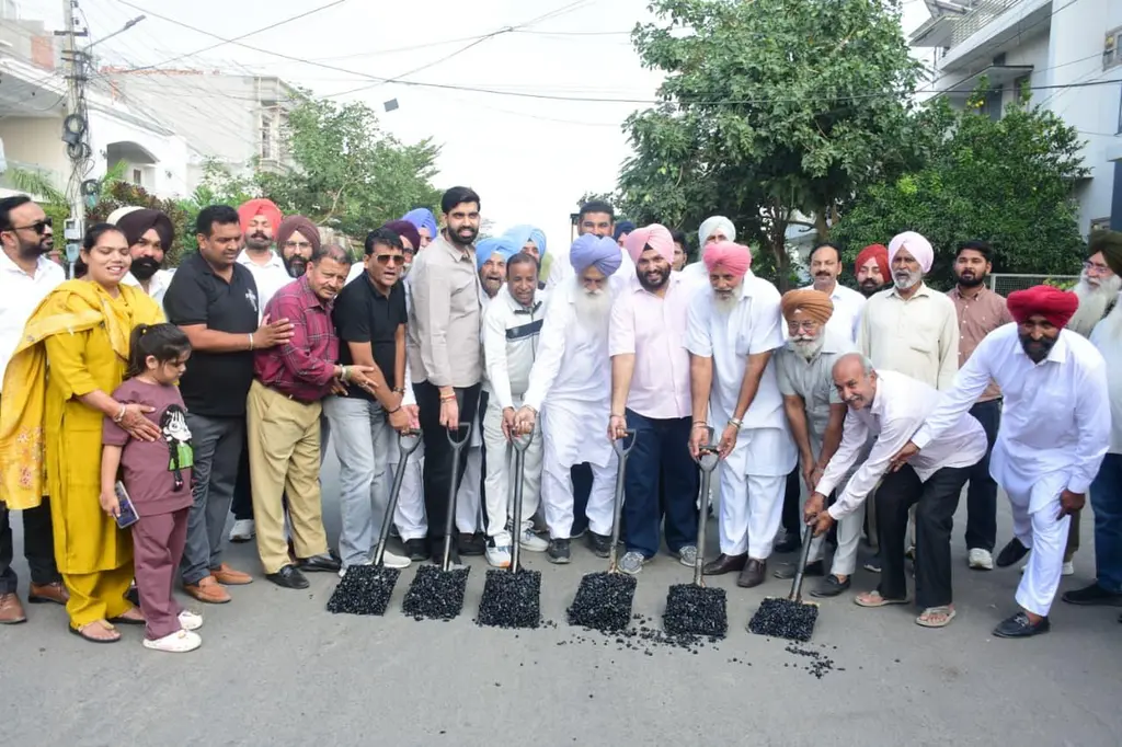 ਮਾਡਲ ਟਾਊਨ ਫੇਜ਼-4 ਅਤੇ ਟੀਚਰ ਕਾਲੋਨੀ ਵਿੱਚ ਸੜਕਾਂ ਦੇ ਪ੍ਰੀਮਿਕਸ ਕੰਮ ਦਾ ਮੇਅਰ ਨੇ ਕੀਤਾ ਸ਼ੁਭ ਆਰੰਭ